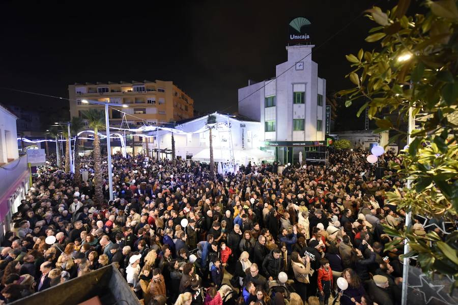 Torremolinos ha inaugurado el alumbrado de Navidad, que ilumina la nueva plaza Costa del Sol ya peatonalizada.