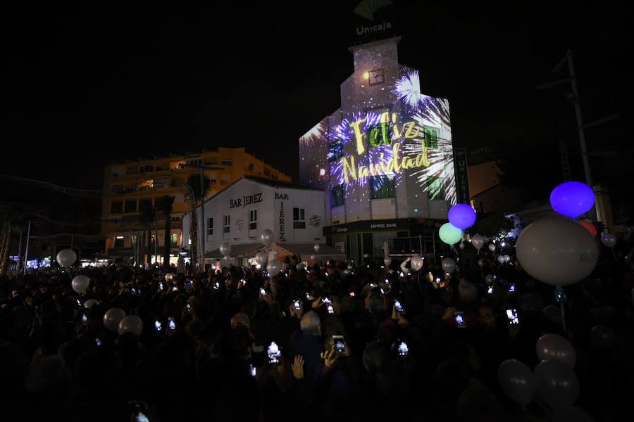 Torremolinos ha inaugurado el alumbrado de Navidad, que ilumina la nueva plaza Costa del Sol ya peatonalizada.