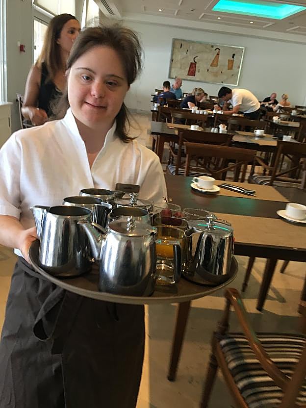 Laura, con la bandeja.  :: sur