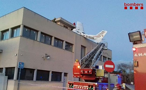 Dos muertos al estrellarse su avioneta contra una gasolinera