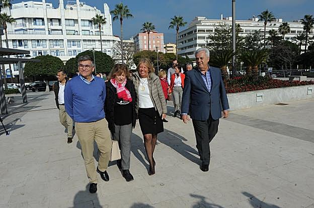 La alcaldesa, con el edil de obras y vecinos de la zona. 