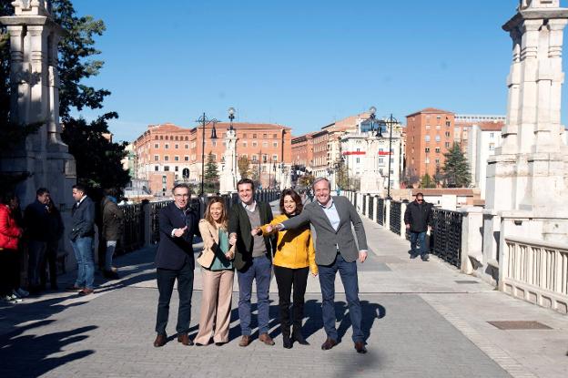 Casado posa ayer en Teruel con candidatos del PP a las municipales. :: Antonio Garcia / efe