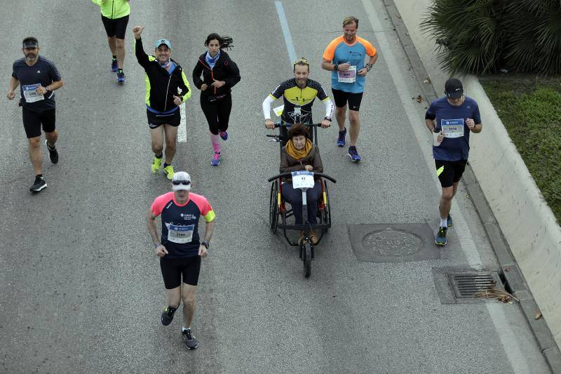 Unos 5.000 corredores participan en la novena edición de esta competición que este año tiene como novedad una prueba de 21 kilómetros
