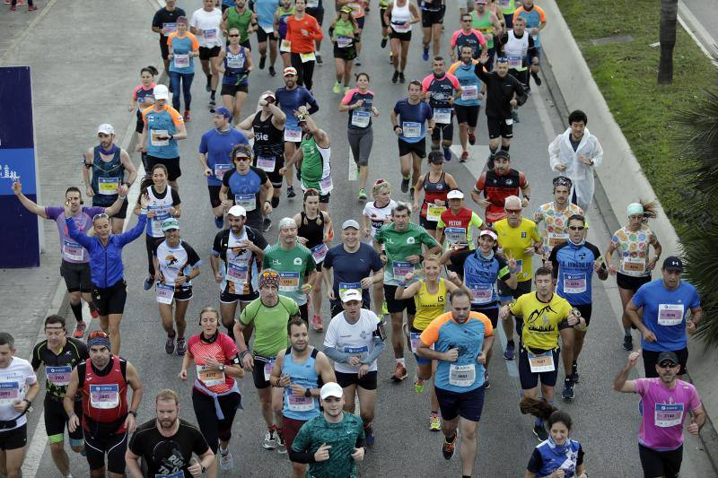 Unos 5.000 corredores participan en la novena edición de esta competición que este año tiene como novedad una prueba de 21 kilómetros