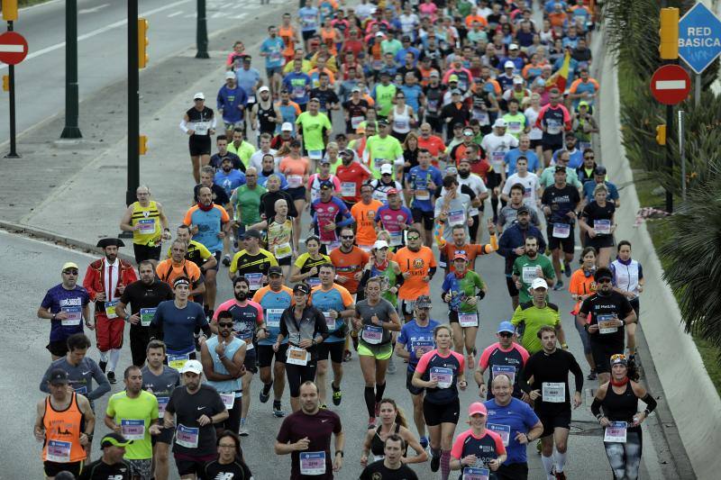 Unos 5.000 corredores participan en la novena edición de esta competición que este año tiene como novedad una prueba de 21 kilómetros