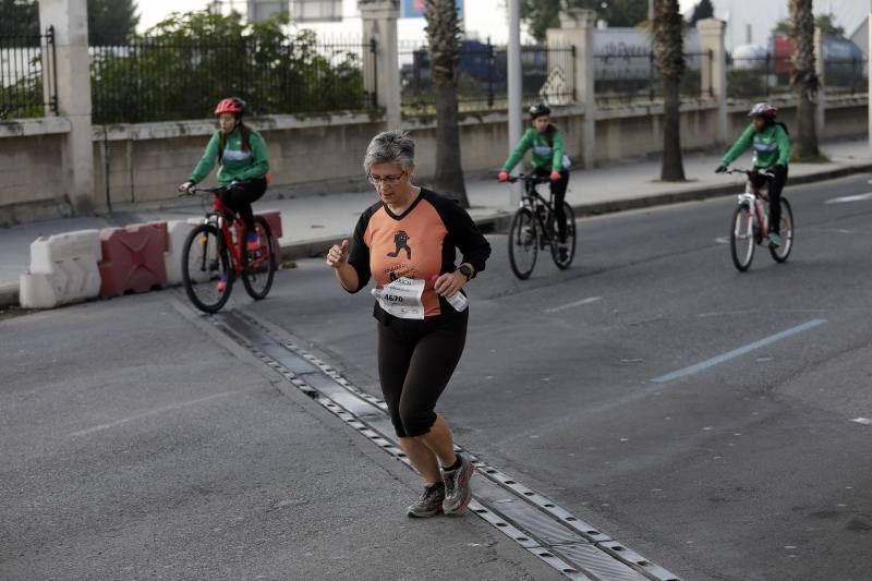 Unos 5.000 corredores participan en la novena edición de esta competición que este año tiene como novedad una prueba de 21 kilómetros