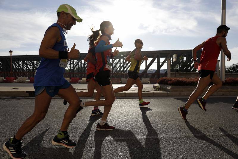 Unos 5.000 corredores participan en la novena edición de esta competición que este año tiene como novedad una prueba de 21 kilómetros