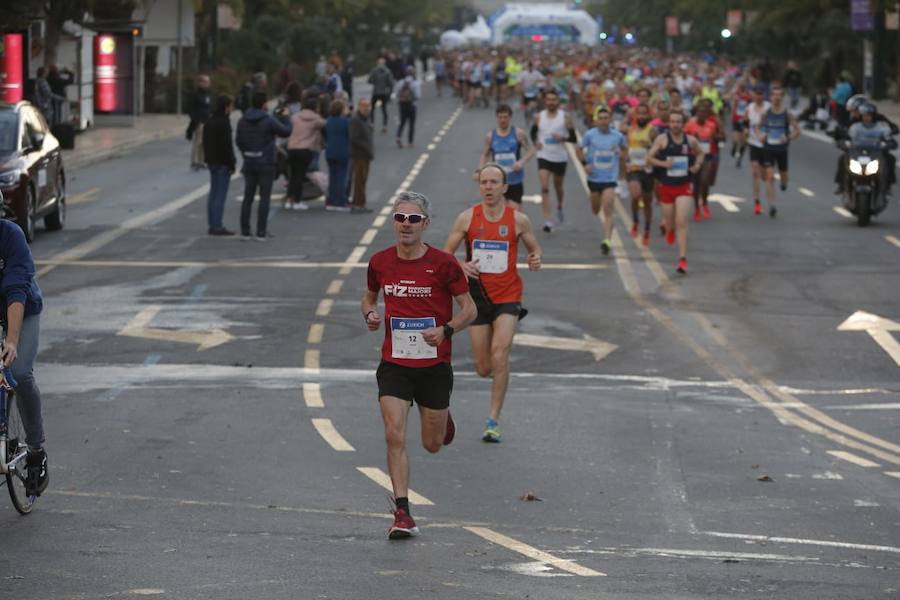 Unos 5.000 corredores participan en la novena edición de esta competición que este año tiene como novedad una prueba de 21 kilómetros