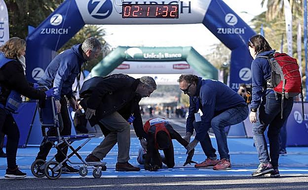 Kibet hizo los últimos metros de rodillas.