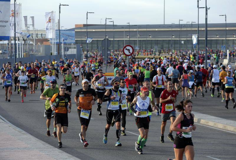 Unos 5.000 corredores participan en la novena edición de esta competición que este año tiene como novedad una prueba de 21 kilómetros