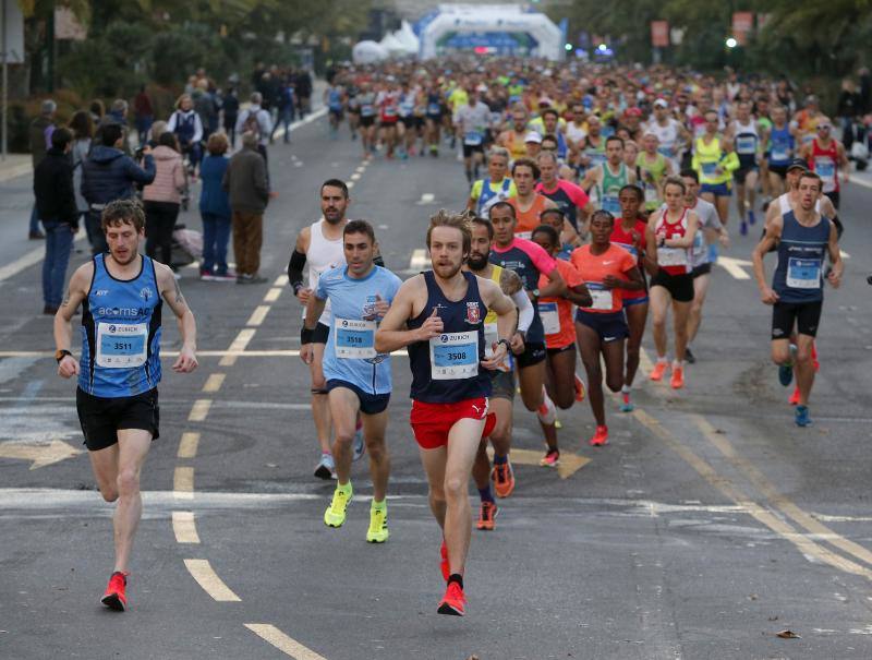 Unos 5.000 corredores participan en la novena edición de esta competición que este año tiene como novedad una prueba de 21 kilómetros