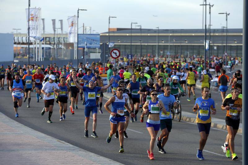 Unos 5.000 corredores participan en la novena edición de esta competición que este año tiene como novedad una prueba de 21 kilómetros