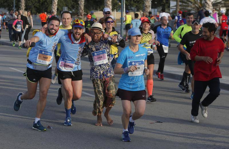 Unos 5.000 corredores participan en la novena edición de esta competición que este año tiene como novedad una prueba de 21 kilómetros