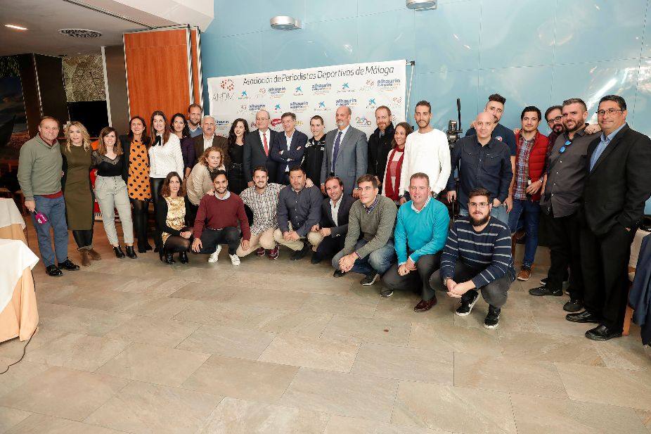 La Asociación de Periodistas Deportivos celebra la Navidad // Premio a la empresa malagueña In&Out. Foto de familia, durante la copa de Navidad en la Marisquería Godoy.