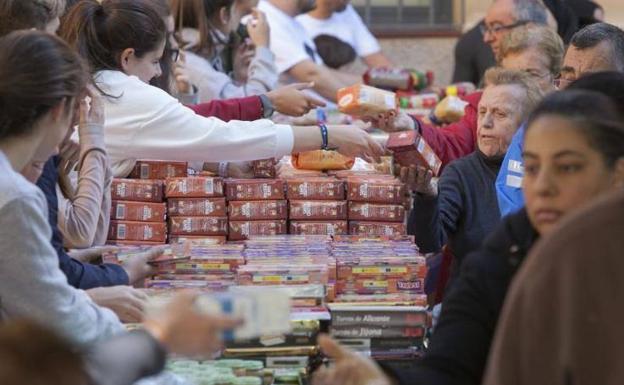 Los Ángeles Malagueños de la Noche inician su campaña para repartir 3.000 menús solidarios en Nochebuena 