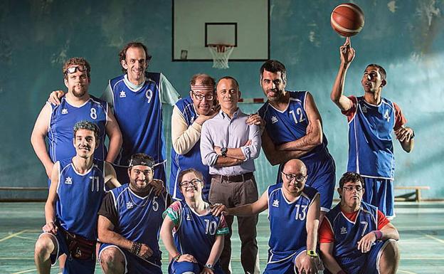 En la película, Javier Gutiérrez es el segundo entrenador de un equipo de ACB. 