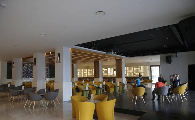 La nueva cafetería, con un escenario en el que también se organizan actividades, del hotel Don Pablo. 