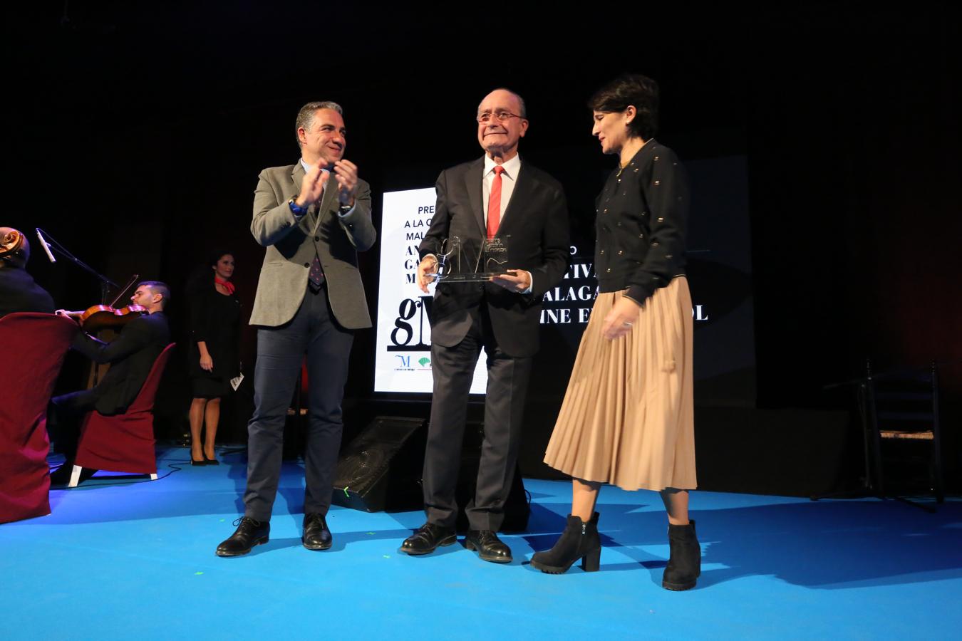 La Diputación rinde homenaje a Garrido Moraga con la entrega de sus galardones a la cultura malagueña. En la foto, el alcalde, flanqueado por Bendodo y Emilia Garrido, de Fundación Unicaja. 