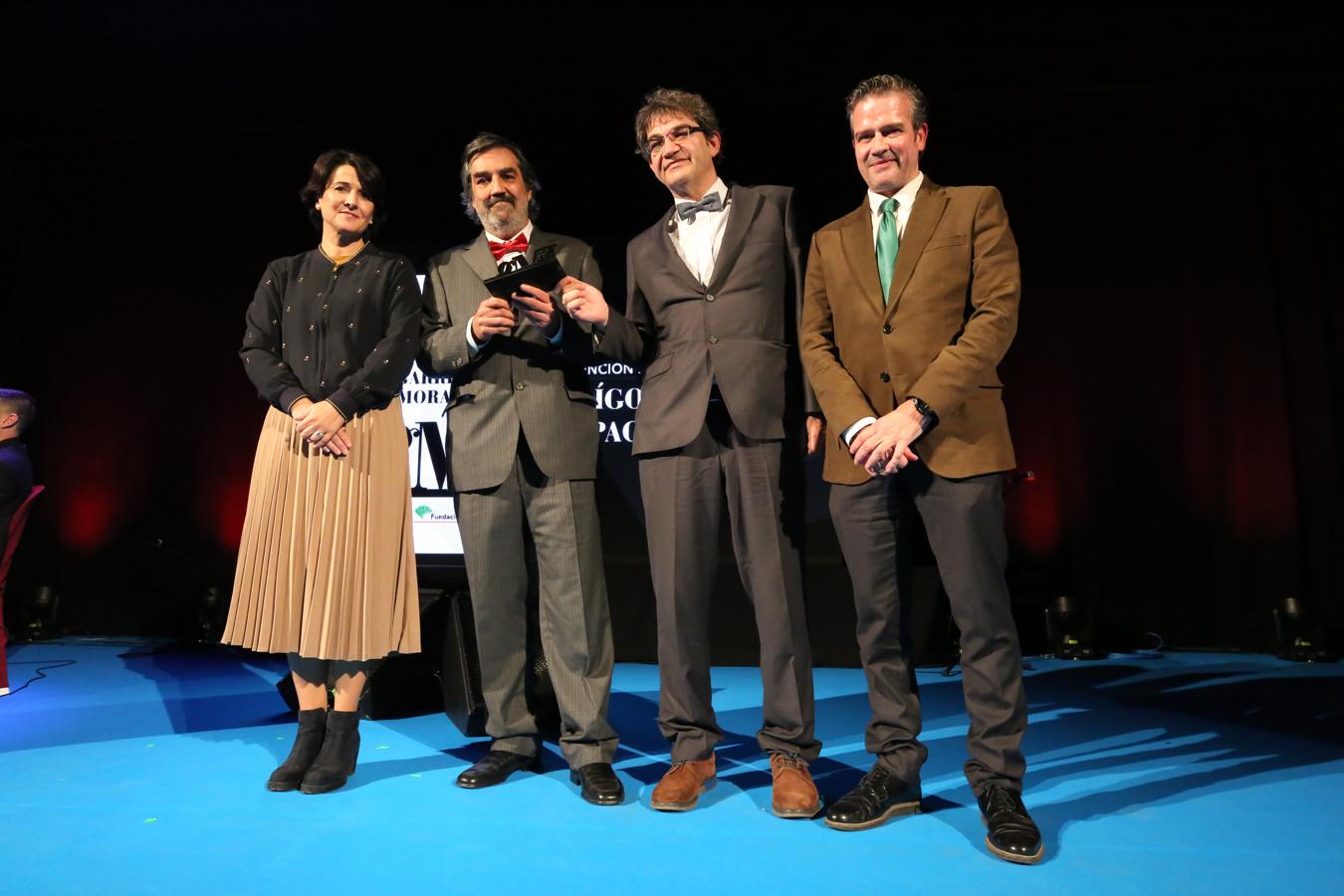 La Diputación rinde homenaje a Garrido Moraga con la entrega de sus galardones a la cultura malagueña. En la foto, Idígoras y Pachi, con Emilia Garrido y Víctor González. 