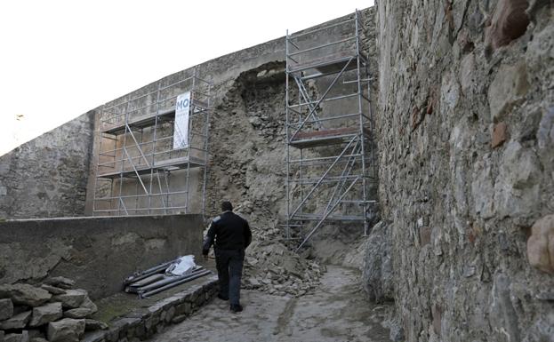 Desperfectos en el muro norte del castillo de Gibralfaro.