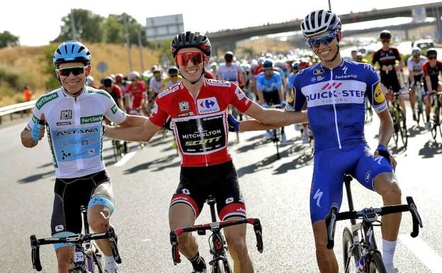 Simon Yates, Enric Mas y Miguel Ángel López, podio de la Vuelta en 2018. 