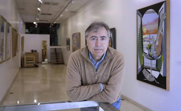 Manuel Ortega posa en el interior de la galería Cartel. 