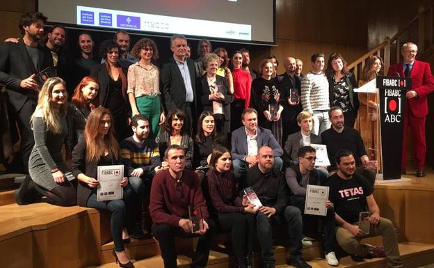 Foto de familia de los premiados en el FIBABC.