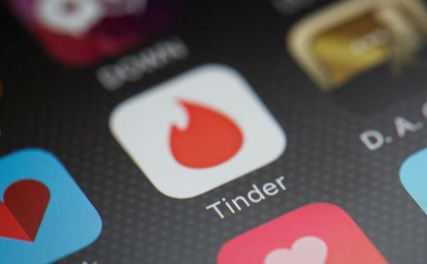 Un trío en Tinder acaba en ruptura y con el novio detenido por difundir imágenes de las chicas