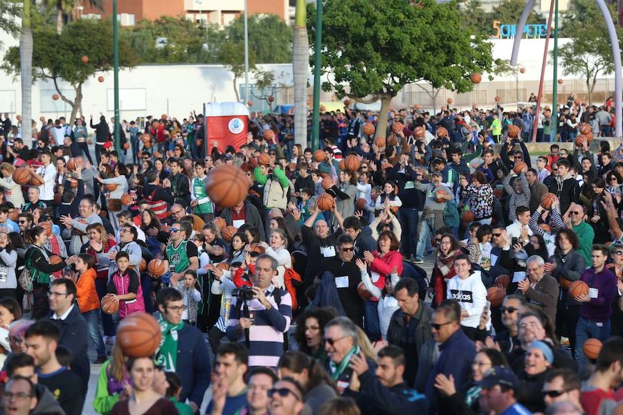 Las cuentas oficiales se quedaban en 6.558 personas botando el balón a la vez durante cinco minutos junto al Palacio de los Deportes José María Martín Carpena.