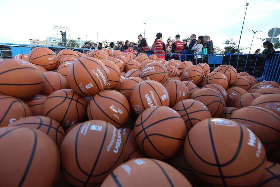 Las cuentas oficiales se quedaban en 6.558 personas botando el balón a la vez durante cinco minutos junto al Palacio de los Deportes José María Martín Carpena.