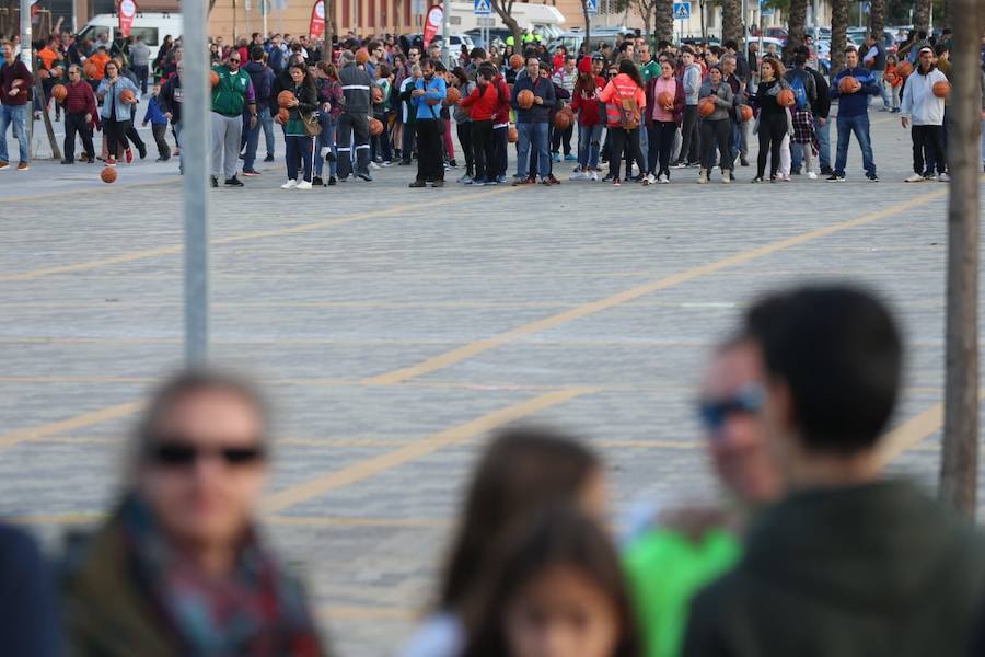 Las cuentas oficiales se quedaban en 6.558 personas botando el balón a la vez durante cinco minutos junto al Palacio de los Deportes José María Martín Carpena.