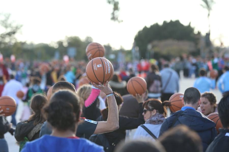 Las cuentas oficiales se quedaban en 6.558 personas botando el balón a la vez durante cinco minutos junto al Palacio de los Deportes José María Martín Carpena.