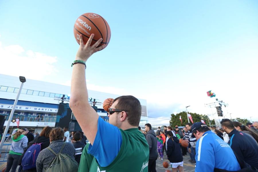 Las cuentas oficiales se quedaban en 6.558 personas botando el balón a la vez durante cinco minutos junto al Palacio de los Deportes José María Martín Carpena.