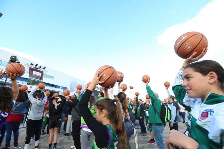 Las cuentas oficiales se quedaban en 6.558 personas botando el balón a la vez durante cinco minutos junto al Palacio de los Deportes José María Martín Carpena.