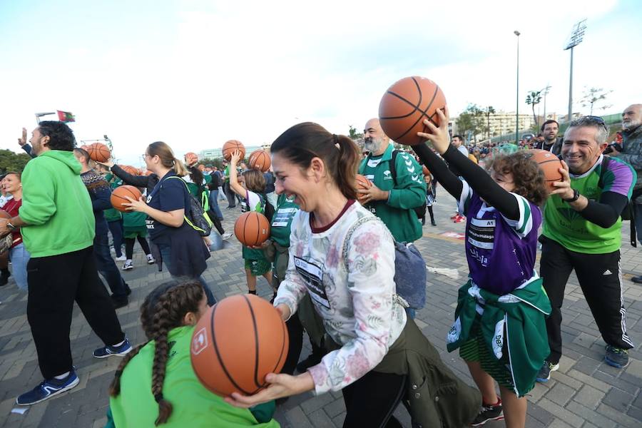 Las cuentas oficiales se quedaban en 6.558 personas botando el balón a la vez durante cinco minutos junto al Palacio de los Deportes José María Martín Carpena.