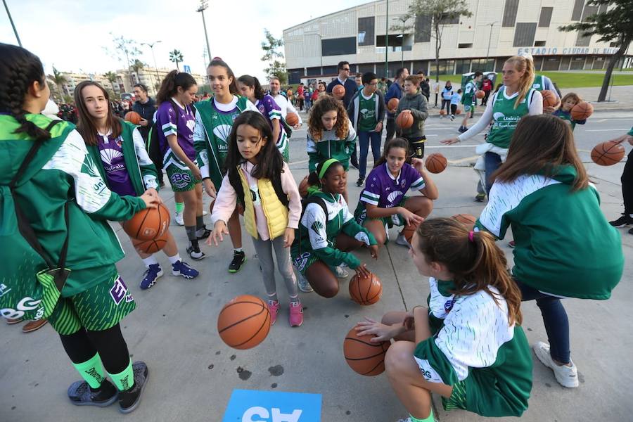 Las cuentas oficiales se quedaban en 6.558 personas botando el balón a la vez durante cinco minutos junto al Palacio de los Deportes José María Martín Carpena.