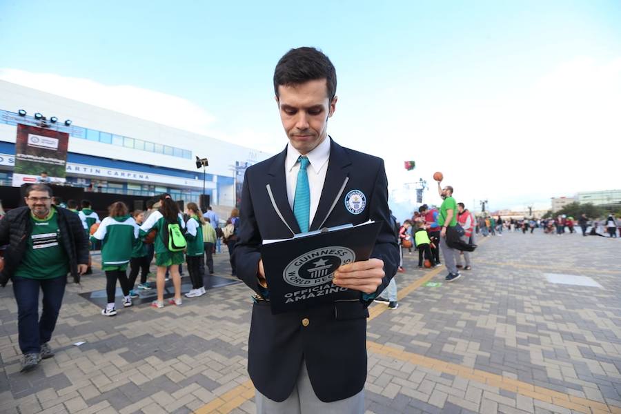 Las cuentas oficiales se quedaban en 6.558 personas botando el balón a la vez durante cinco minutos junto al Palacio de los Deportes José María Martín Carpena.