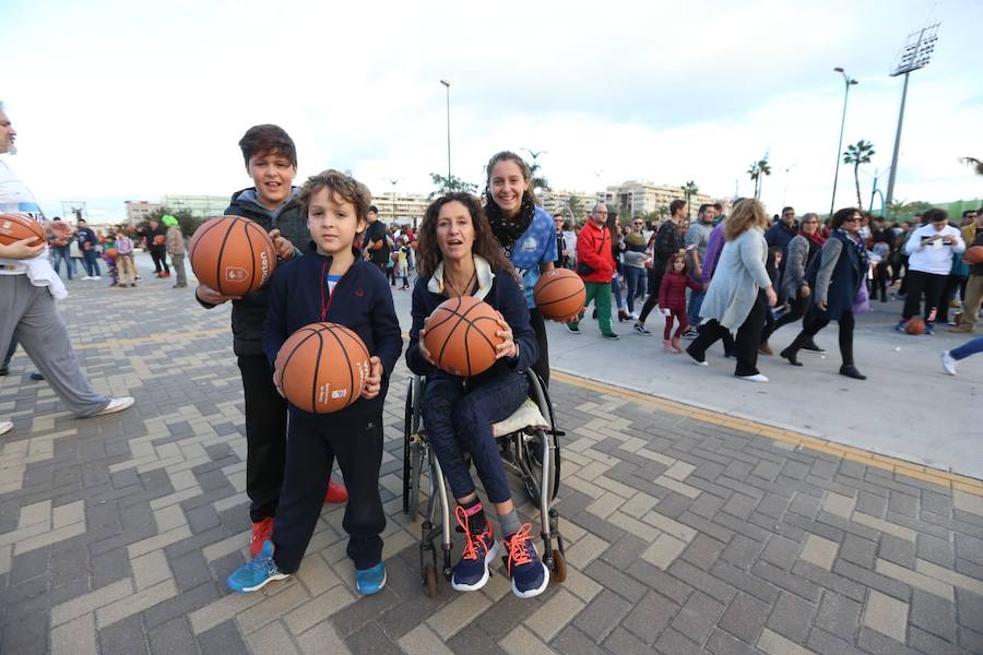 Las cuentas oficiales se quedaban en 6.558 personas botando el balón a la vez durante cinco minutos junto al Palacio de los Deportes José María Martín Carpena.