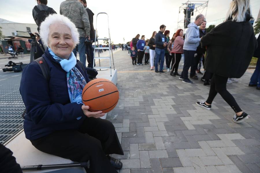 Las cuentas oficiales se quedaban en 6.558 personas botando el balón a la vez durante cinco minutos junto al Palacio de los Deportes José María Martín Carpena.
