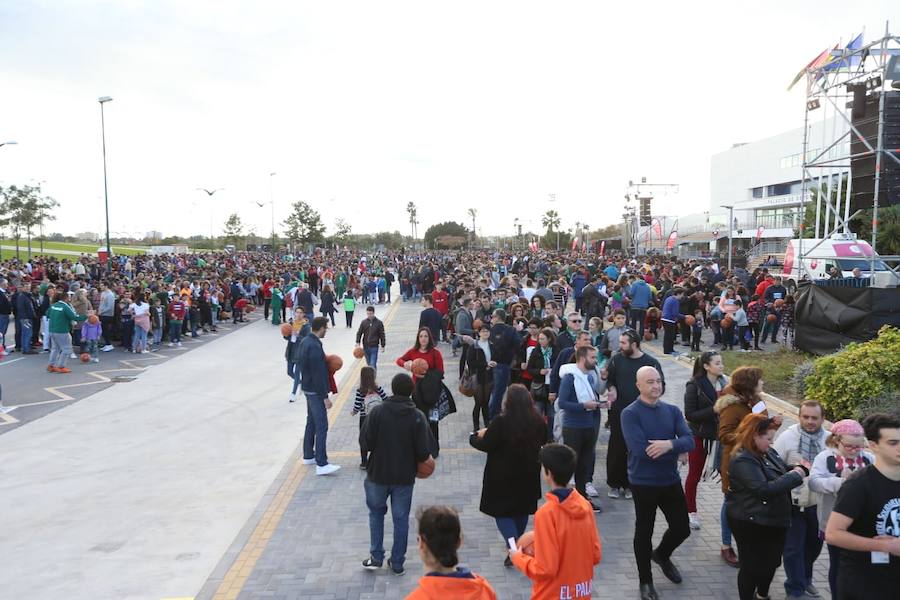 Las cuentas oficiales se quedaban en 6.558 personas botando el balón a la vez durante cinco minutos junto al Palacio de los Deportes José María Martín Carpena.