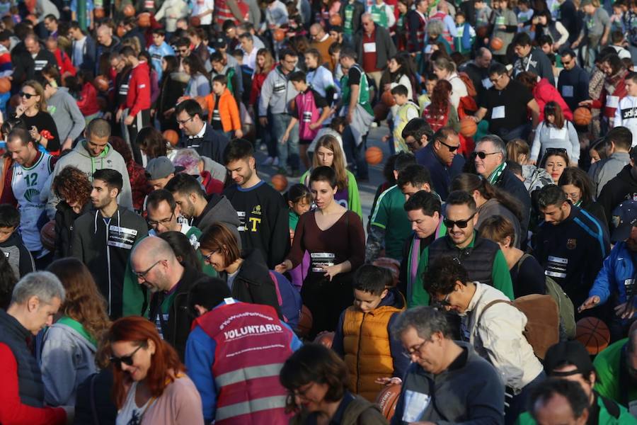 Las cuentas oficiales se quedaban en 6.558 personas botando el balón a la vez durante cinco minutos junto al Palacio de los Deportes José María Martín Carpena.