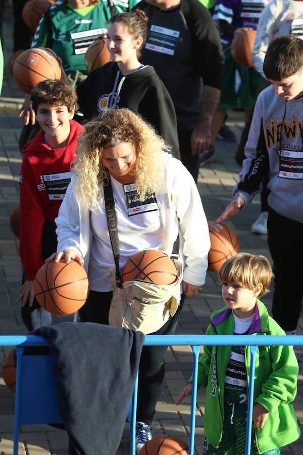 Las cuentas oficiales se quedaban en 6.558 personas botando el balón a la vez durante cinco minutos junto al Palacio de los Deportes José María Martín Carpena.