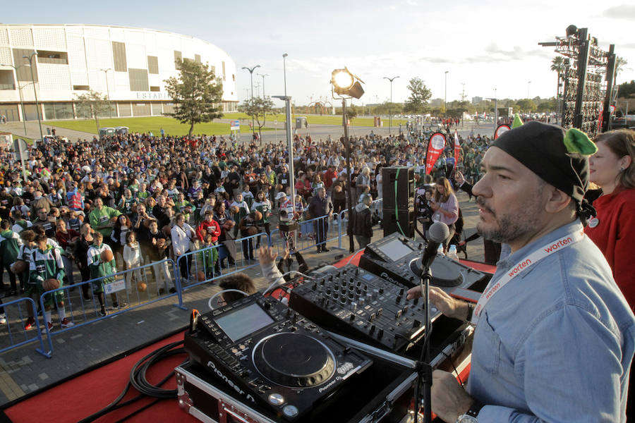 Las cuentas oficiales se quedaban en 6.558 personas botando el balón a la vez durante cinco minutos junto al Palacio de los Deportes José María Martín Carpena.