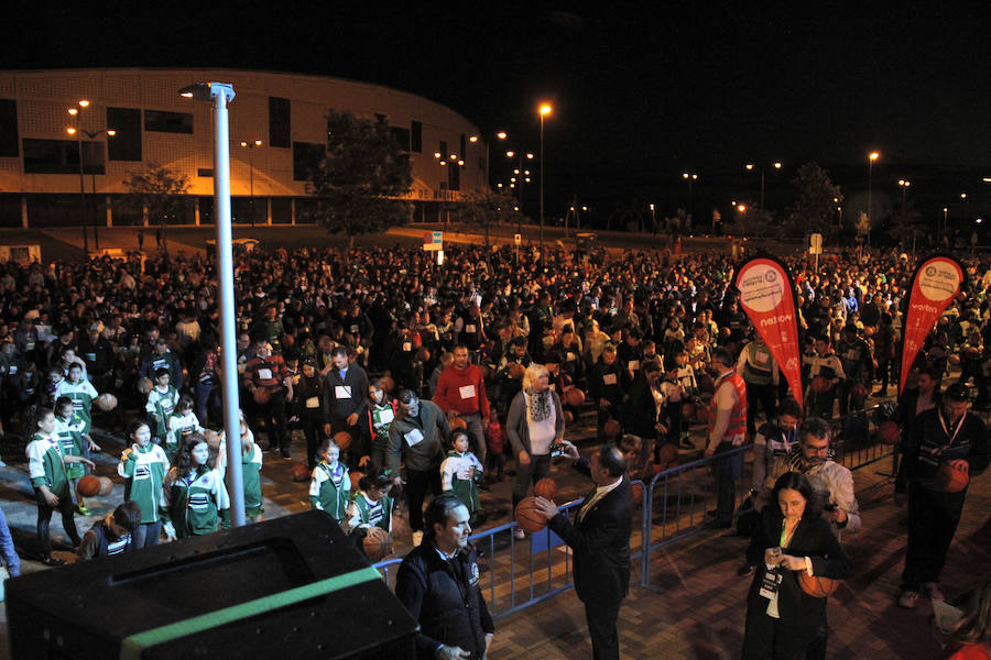 Las cuentas oficiales se quedaban en 6.558 personas botando el balón a la vez durante cinco minutos junto al Palacio de los Deportes José María Martín Carpena.