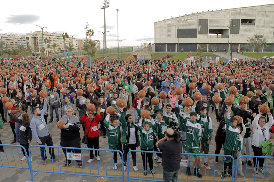 Las cuentas oficiales se quedaban en 6.558 personas botando el balón a la vez durante cinco minutos junto al Palacio de los Deportes José María Martín Carpena.