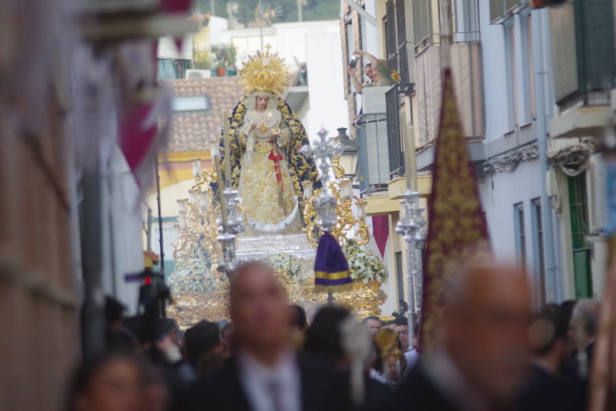 La titular mariana de la Cofradía del Cautivo ha recorrido su barrio en el trono de María Auxiliadora con motivo del 50 aniversario de su bendición.