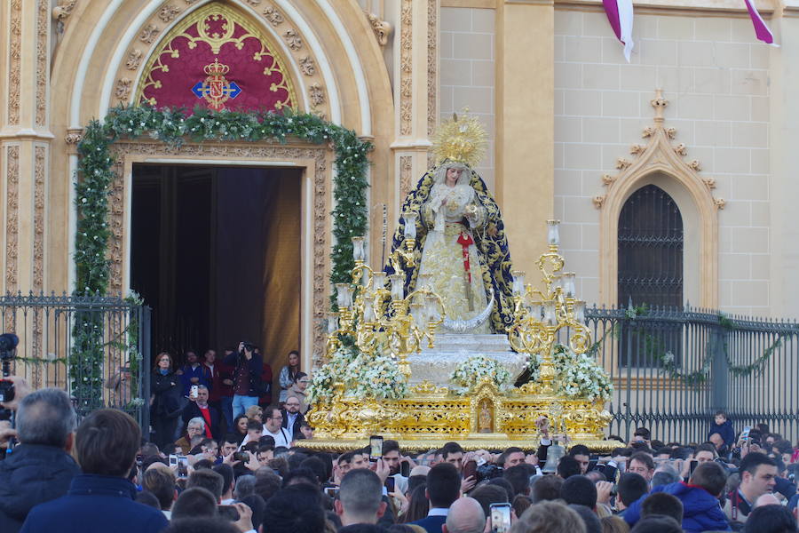 La titular mariana de la Cofradía del Cautivo ha recorrido su barrio en el trono de María Auxiliadora con motivo del 50 aniversario de su bendición.