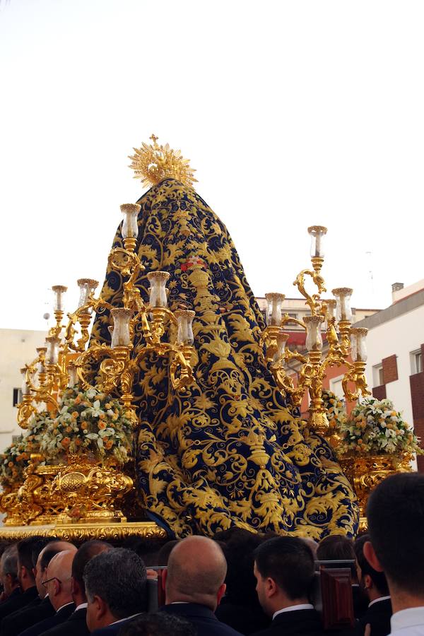 La titular mariana de la Cofradía del Cautivo ha recorrido su barrio en el trono de María Auxiliadora con motivo del 50 aniversario de su bendición.