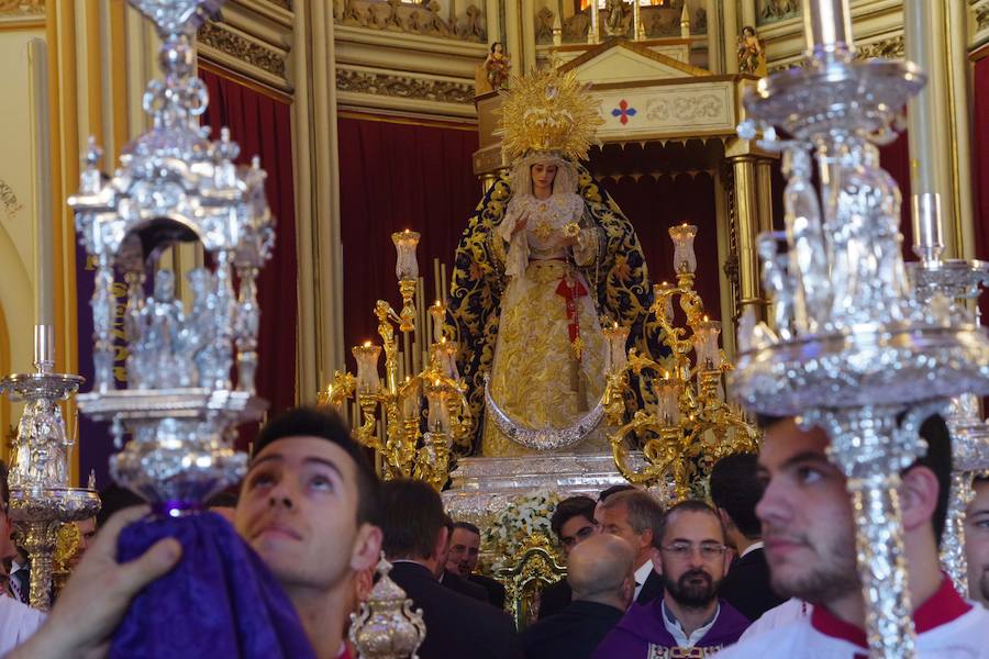 La titular mariana de la Cofradía del Cautivo ha recorrido su barrio en el trono de María Auxiliadora con motivo del 50 aniversario de su bendición.