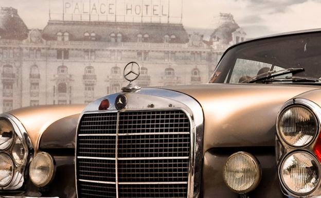 Postal antigua del hotel Palace (Ana Vega) y modelo de Mercedes años 60 (CC PD).